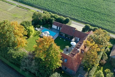 Schöne ländliche Villa mit schönem Pool
