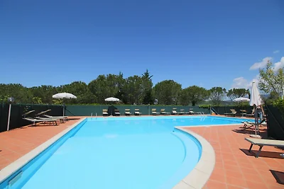 Ruim landhuis met zwembad in Campriano