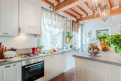 Villa a Lucca con Jacuzzi e Vigneti