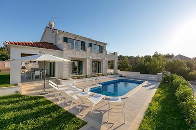 Charmante Villa mit Pool, 140 m vom Meer...