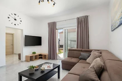Contemporary Apartment with Terrace and Spaci...
