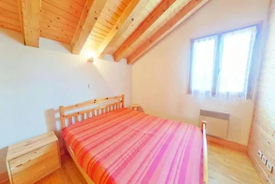 Chalet im Wald in der Nähe der Skipisten