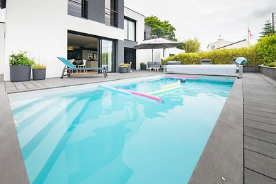 Villa mit Swimmingpool und Spa in der Nähe de...