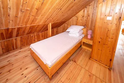 Zweistöckiges Ferienhaus mit Terrasse