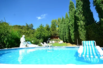 Wohnung in einer Villa mit Pool in der Mitte ...