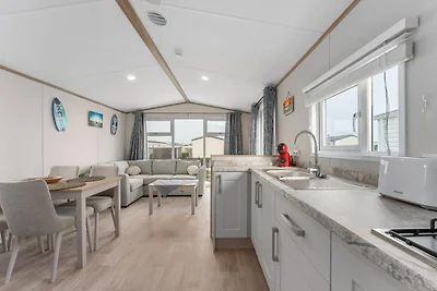 Accogliente casa mobile immersa nella natura