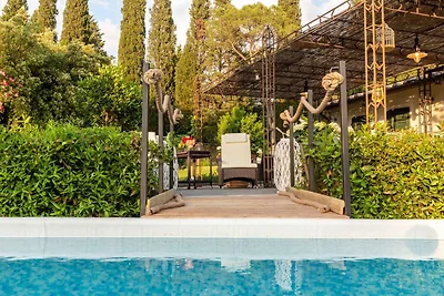 Bauernhaus in Pescia mit Pool und Garten