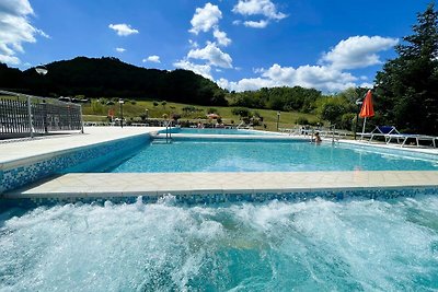 Üppiges Ferienhaus in Urbania mit Sprudelbad