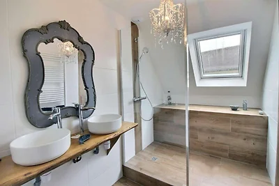 Schönes Ferienhaus in Neulliac