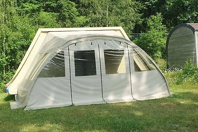 Schöne Zeltlodge mit Mikrowelle, in den...