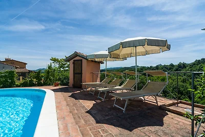 Geräumiges Ferienhaus in Cagli mit Garten