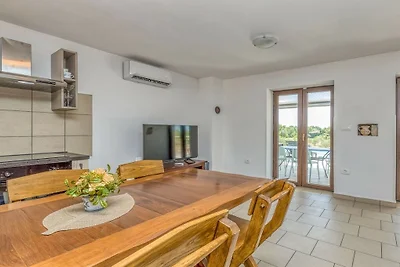 Ferienhaus in Jursici mit Schwimmbecken