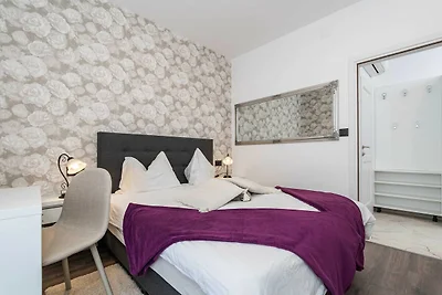 Appartement met ייn slaapkamer en balkon
