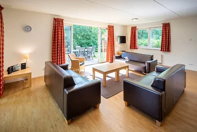 Ruime bungalow in het bos met sauna
