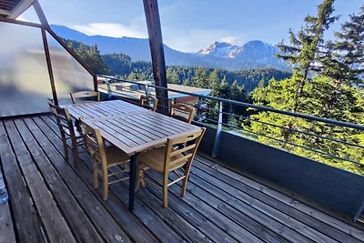Modernes Bergapartment mit Balkon