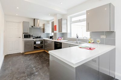 Alluring Holiday Home in Watford near Harry P...