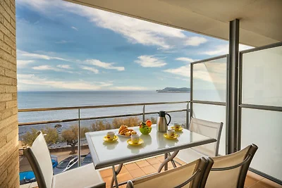 Beachfront apartment in L'Escala