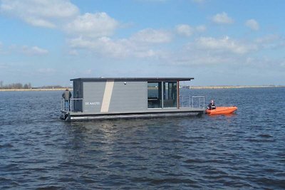 Modernes Hausboot mit Klimaanlage im...