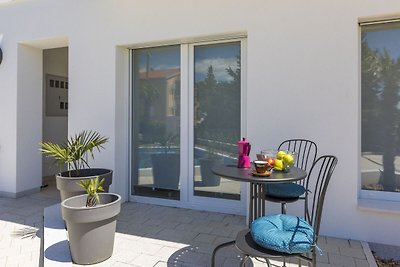Moderne Wohnung mit Pool und Terrasse