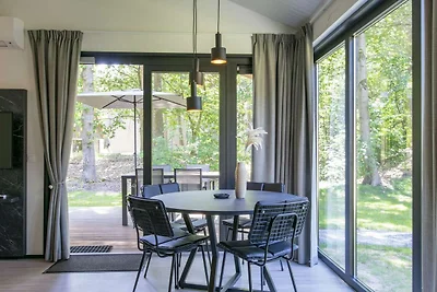 Modernes Chalet mit Klimaanlage in einem Feri...