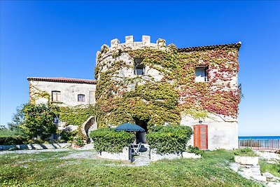 Villa fronte mare con giardino in Calabria