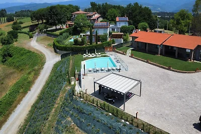 Spazioso appartamento, Poppi con piscina in...