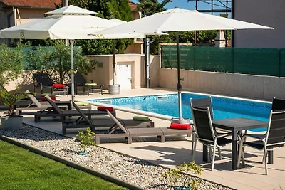 Villa in Pula mit Schwimmbecken