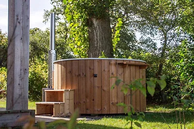Modernes Ferienhaus mit hölzernem Whirlpool