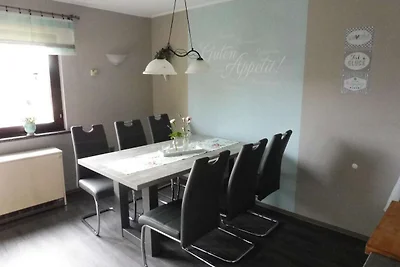 Ferienwohnung mit Terrasse und Pool im Garten