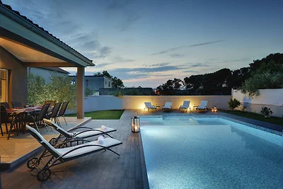 Moderne Villa in Pula mit Pool und Parkplatz