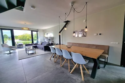 Villa aan het water met aanlegsteiger