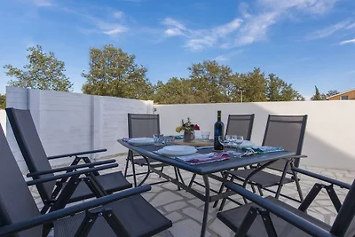 Ferienhaus in Nova Vas mit Schwimmbecken