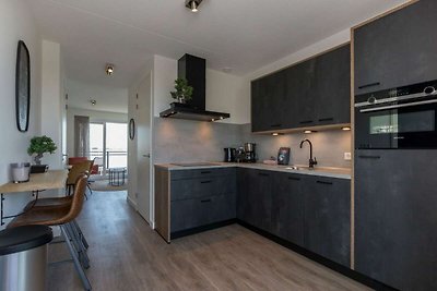 Licht modern appartement met grote balkons, d...