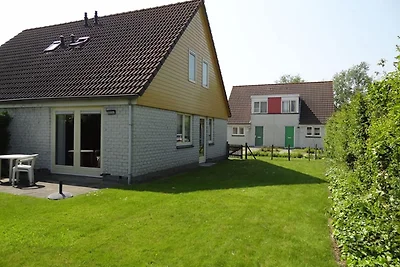 Schönes Ferienhaus mit Garten in Strandnähe