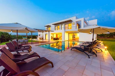 Villa auf Kreta mit Pool und Sonnenschirm