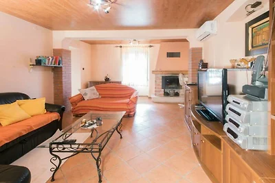 Villa a Raša con piscina