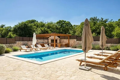 Villa in Gostinjac mit Schwimmbecken