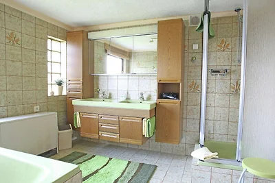 Ferienwohnung mit Terrasse und Pool im Garten