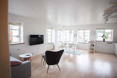 Zentrale Gemutliche Wohnung -- By Traum...