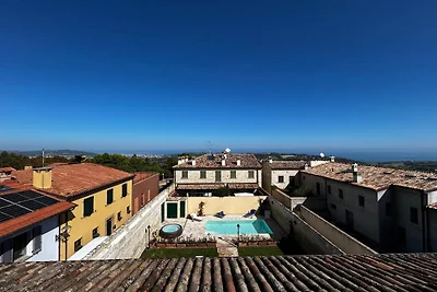 Ferienwohnung mit Pool, nur wenige Minuten vo...