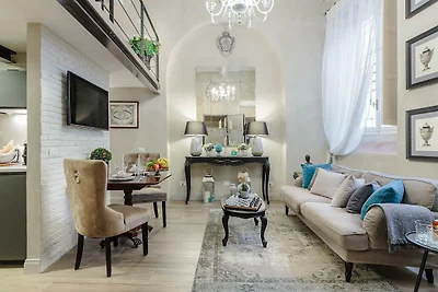 Chic suite, Steps from Torre Guinigi