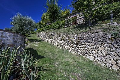 Studio a Monte San Martino circondato dalla...