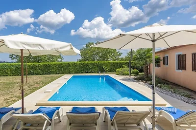 Ferienhaus in Tinjan mit Schwimmbecken