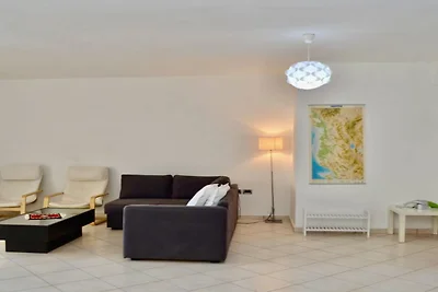 Gerהumiges Apartment mit Meerblick in Saranda