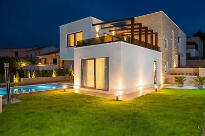 Villa in Okrug Gornji mit Schwimmbecken
