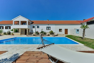 Villa in Zadar mit Schwimmbecken