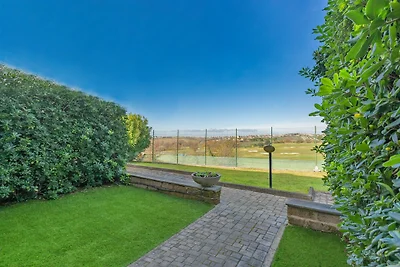 Modern appartement in Guidonia met tuin