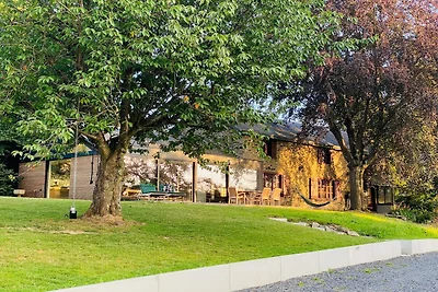 Luxusvilla mit Garten und Seilrutsche