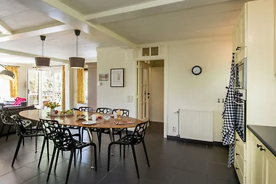 Schöne Villa mit Garten in Waldnähe