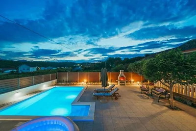 Stella mit Pool & beheizter Jaccuzzi